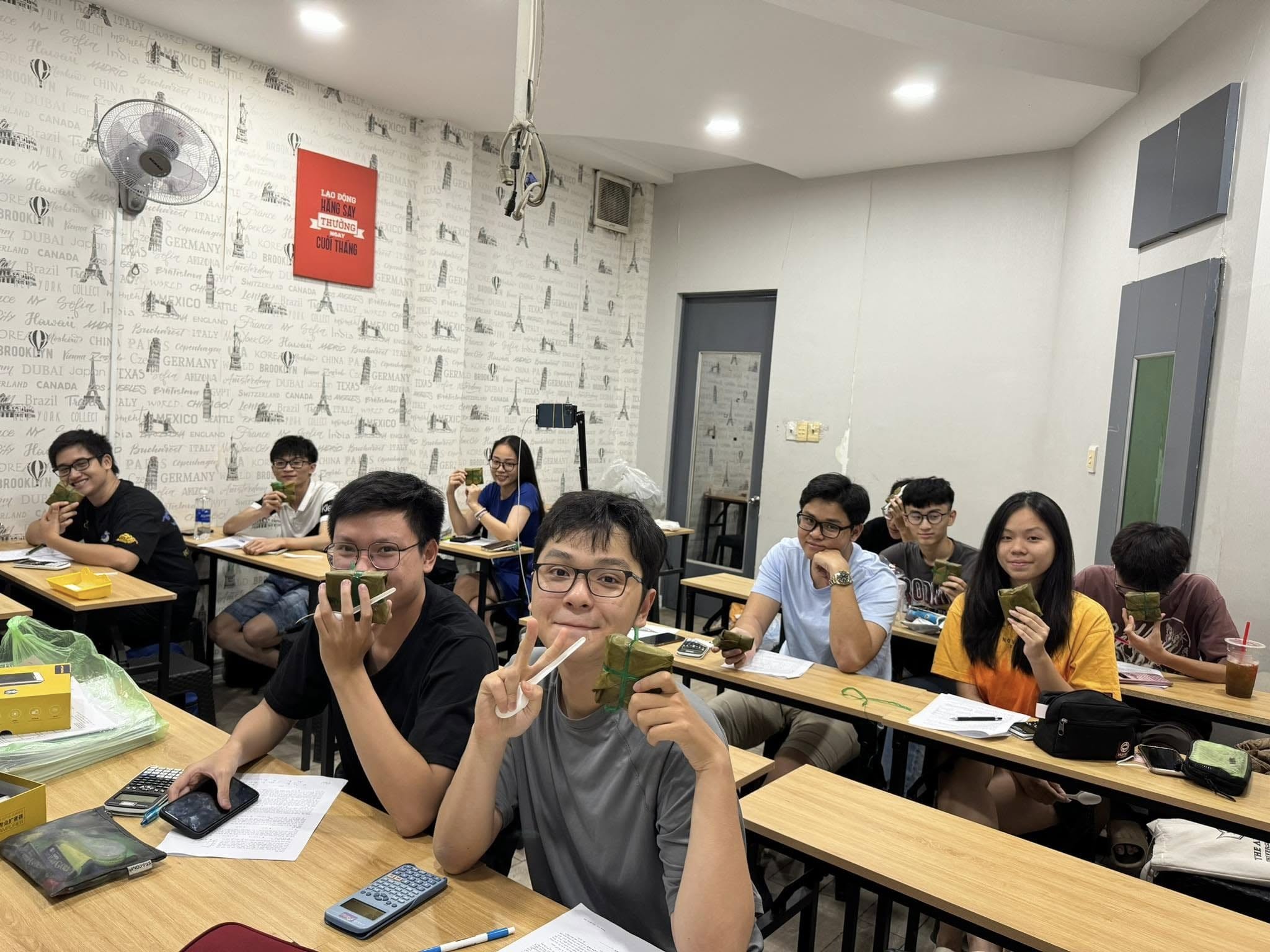 Học sinh với quà lưu niệm