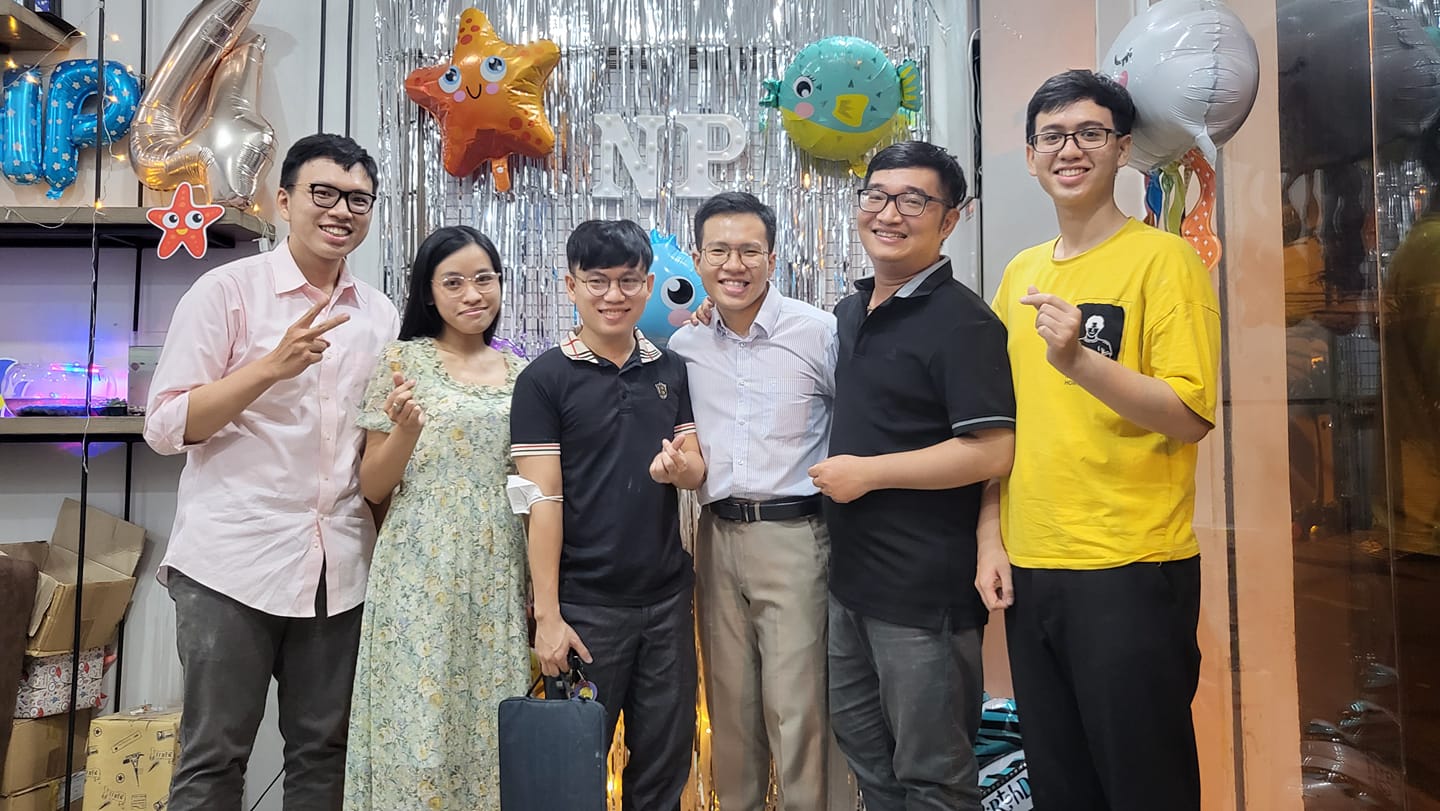 Giáo viên với sách giáo khoa